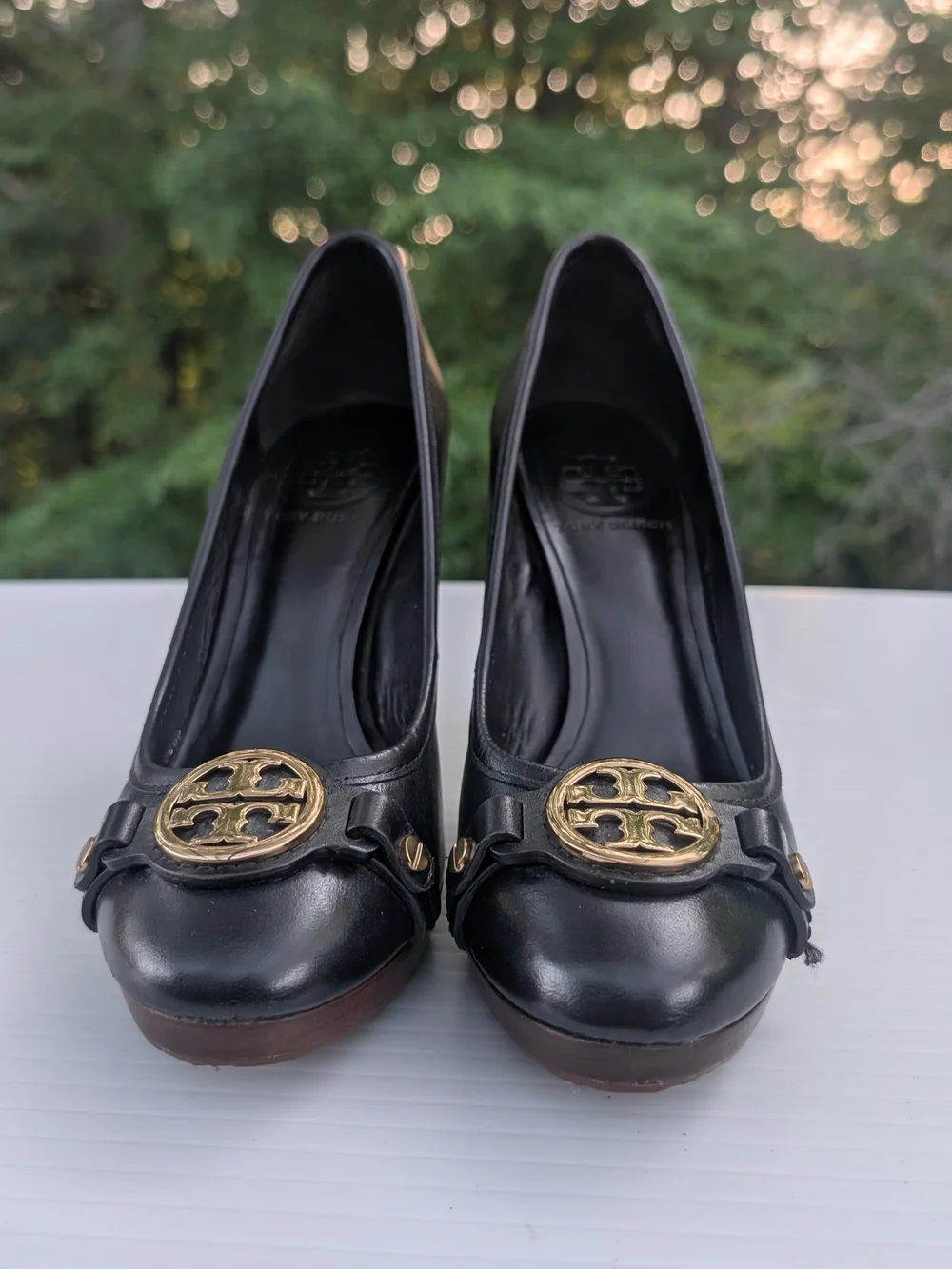 Tory Burch  Calsta Black Leather Logo Medallion Pumps 7